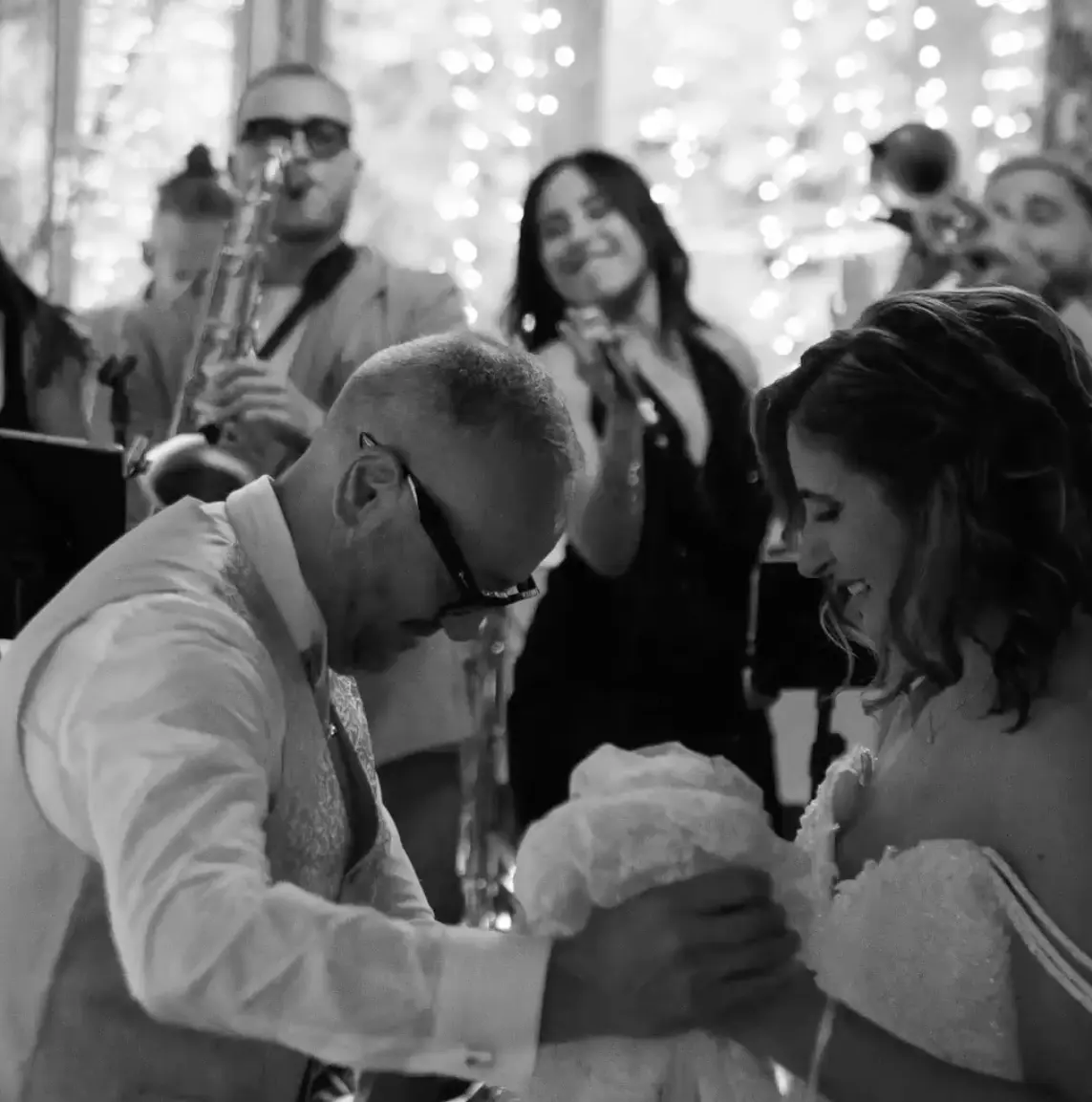 Milk Brothers Band dal vivo durante un ricevimento di matrimonio